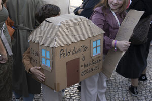 Crianças manifestam-se pelo direito à habitação acessível