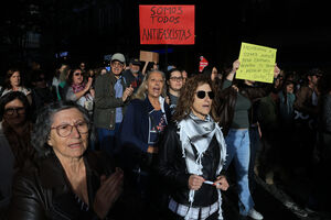 Manifestantes em Lisboa exigem habitação com cartazes de humor e desespero