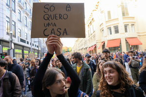 Manifestantes pedem casa com humor e desespero