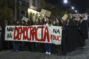 Mais de 200 estudantes protestaram em Coimbra contra aumento de propinas