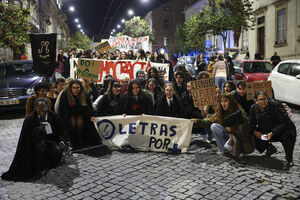 Mais de 200 estudantes protestaram em Coimbra contra aumento de propinas