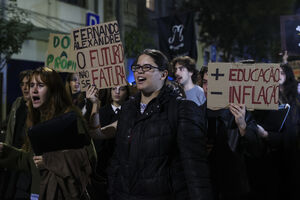 Mais de 200 estudantes protestaram em Coimbra contra aumento de propinas