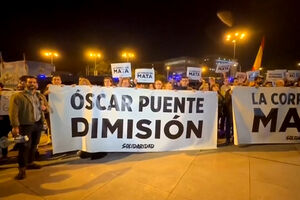 Minuto de silêncio em Madrid pelas vítimas de acidente ferroviário acompanhado com protestos
