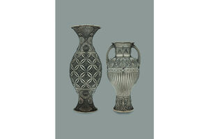Dois vasos de prata com padrões decorativos em relevo