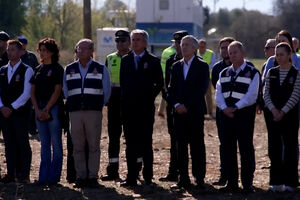 Populares fazem minuto de silêncio em homenagem às vítimas do acidente ferroviário em Espanha