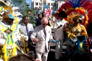 Rei Carlos III surpreende com passos de dança nas Bahamas
