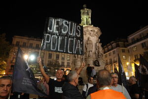 Centenas de polícias e guardas protestam em Lisboa por melhores salários