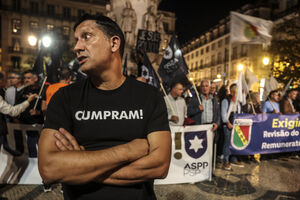 Centenas de polícias e guardas protestam em Lisboa por melhores salários