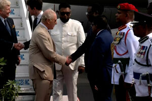 Rei Carlos III chega à Guiana durante visita às Caraíbas 