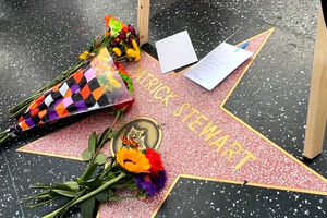 Fãs prestam homenagem a Patrick Stewart na Calçada da Fama em Hollywood
