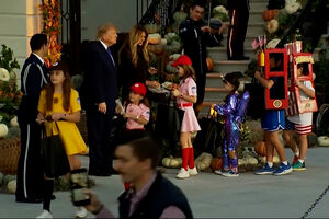 Trump e Melania recebem crianças para celebrar o Halloween na Casa Branca