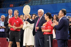 Presidente alemão e antigo campeão Timo Boll jogam ténis de mesa em Pequim