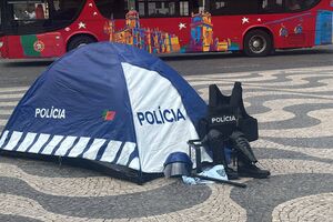 Tenda da 'Polícia' aparece no Rossio