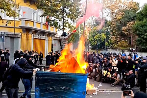 Manifestantes incendeiam caixotes do lixo em novos protestos contra o governo na Albânia 