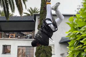 Mágico recria fuga de Harry Houdini de camisa de forças suspenso de cabeça para baixo em Los Angeles 