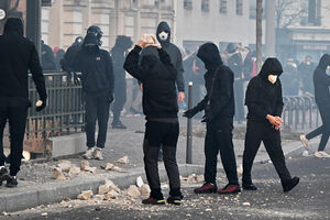 Setenta mil pessoas em protesto em Paris com confrontos com a polícia