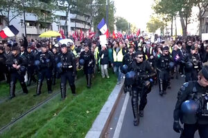 Protestos em Paris contra o custo de vida e a educação chegam ao terceiro fim de semana consecutivo 