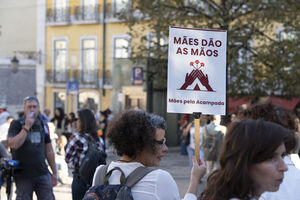 Mães dão as mãos pela Acampada em protesto pela habitação