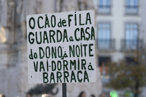 Protesto em Lisboa com cartazes contra a ação policial: "O cão de fila guarda casa do dono, à noite vai dormir à barraca."