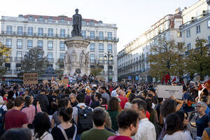 Manifestantes em Lisboa protestam pela habitação no Largo Camões