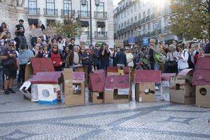 Milhares protestam no Rossio contra o governo e as políticas de habitação