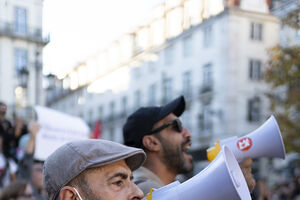 Manifestantes protestam no Rossio com megafones