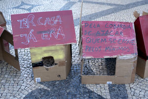 Manifestantes defendem a casa e acusam os que atacam "quem se ergue pelos mínimos"