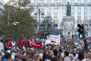 Milhares protestam no Rossio, em Lisboa, com acampada e palavras de ordem contra Montenegro