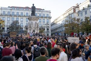 Milhares de manifestantes reunidos em Lisboa para lutar contra crise na habitação. Polícia reforça meios 