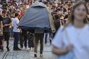 Manifestantes marcham até à Praça D. João I no Porto pelo direito à habitação