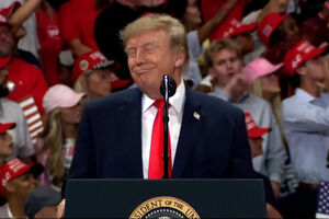 Trump interrompe discurso para insultar manifestantes durante comício na Florida 