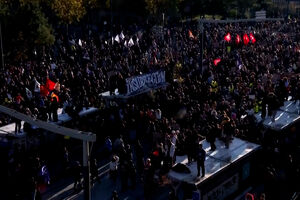 França volta a ser palco de manifestações com milhares de jovens nas ruas 