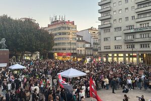 Porto ainda sem tendas. Milhares estão concentrados na Praça D. João I no Porto 