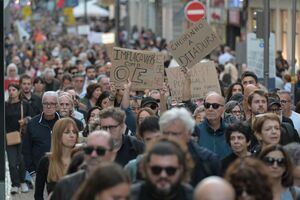 Pessoas manifestam-se em Portugal contra a ditadura e a venda do país