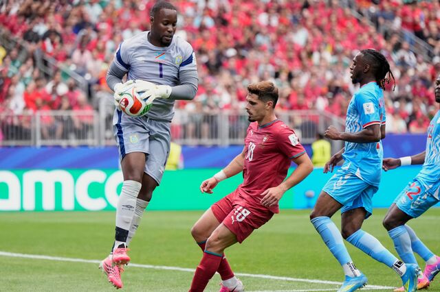 Lionel Mpasi ao serviço da RD Congo frente a Portugal no Mundial'2026