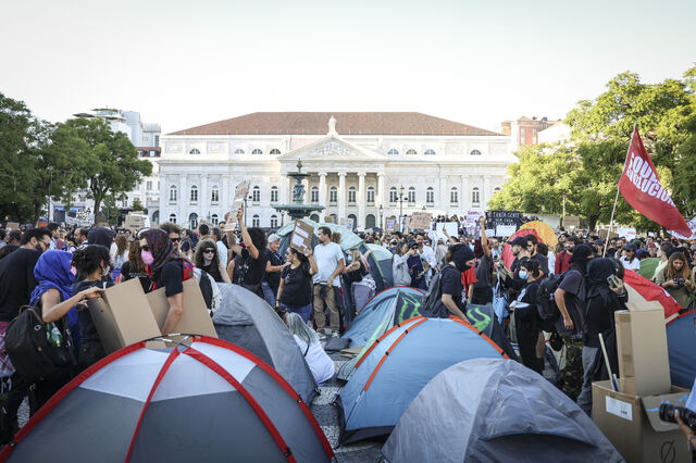 Manifestantes acampam no Rossio em protesto por habitação