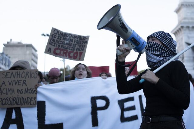 Manifestantes a protestar na Praça D. Pedro IV (Rossio) pelo direito à habitação