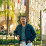 Billy Nash em frente ao Hotel Carlton, em Cannes. Depois da tour de imprensa por Lisboa, de 5 a 11 de outubro, volta à cidade francesa para o festival MIPCOM