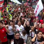 'Estamos aqui para defender a educação e a democracia': estudantes protestam contra uma nova presidência Bolsonaro 