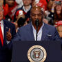 Donald Trump chama Mike Tyson ao palco durante comício em Nova Iorque