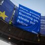 Ativistas climáticos protestam no Parlamento Europeu contra combustíveis fósseis
