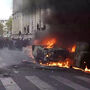 Carros incendiados e lojas roubadas em Paris