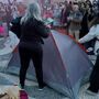 'Isto não é um acampamento de lazer': manifestantes montam tenda 'simbólica' na praça do Rossio