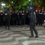 O momento em que a PSP avança contra os manifestantes pela habitação no Rossio