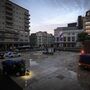 Habitação: Praça D. João I no Porto amanhece vazia e com um polícia na esquina