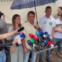 'Chegou a hora de uma mudança de verdade': Flávio Bolsonaro fala aos jornalistas depois de votar