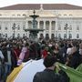 Centenas de pessoas voltaram hoje ao Rossio após carga policial: 'Mais casas, menos bastão!'