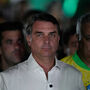 Flávio Bolsonaro é intimado no meio da rua pela polícia federal um dia após perder as presidenciais no Brasil
