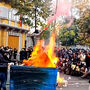 Manifestantes incendeiam caixotes do lixo em novos protestos contra o governo na Albânia 