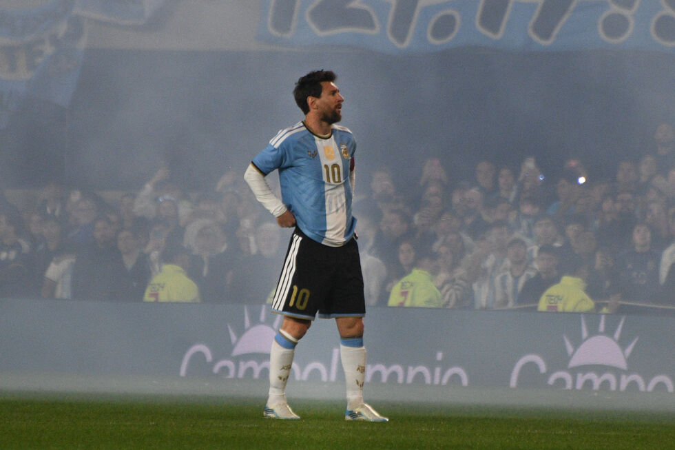 Messi joga pela Argentina num campo com fumo